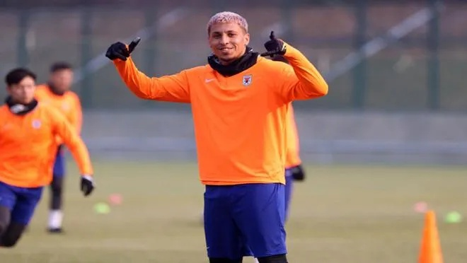 克雷桑卸任队长,王大雷接棒成为场上队长,球队新篇章即将开启 克雷桑卸任队长,王大雷接棒成为场上队长,球队新篇章即将开启