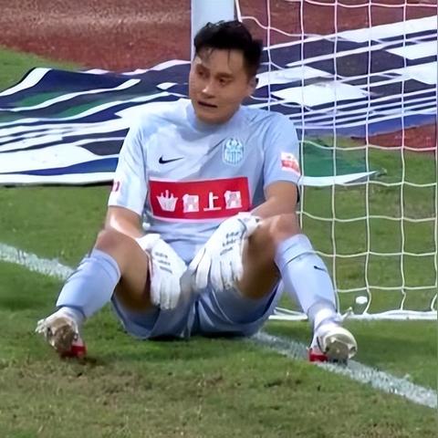 半场战报，国足0-2澳大利亚，黄政宇滑倒，王大雷黄油手，球队面临严峻挑战