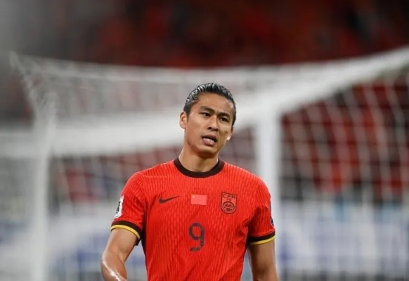 国足23人名单揭秘，6人身背黄牌，再染黄将无缘下轮关键战役！