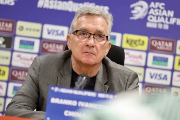 媒体人深度解析，国足输球根源在两队差距，伊万能力与国足匹配度探讨