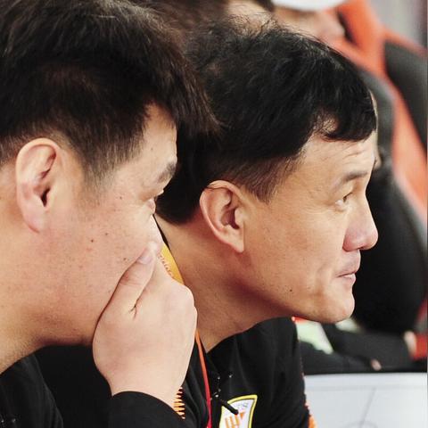 沪媒热议，上海双雄惨败暴露差距，却以晋级16强书写历史新篇章